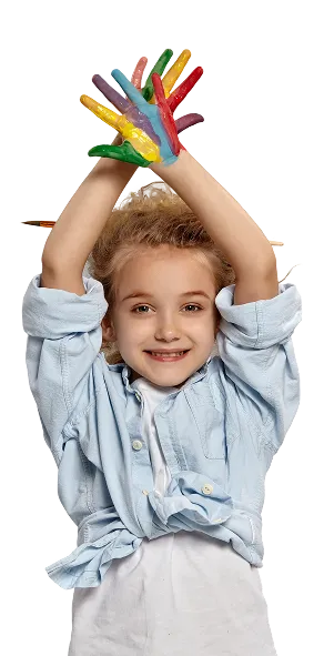 Enfant avec les mains colorées